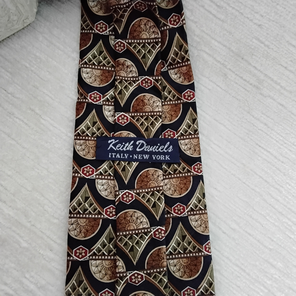 Keith DANIELS 100% Silk Geometric Men's Tie in Navy Green Brown and Red - Picture 3 of 8